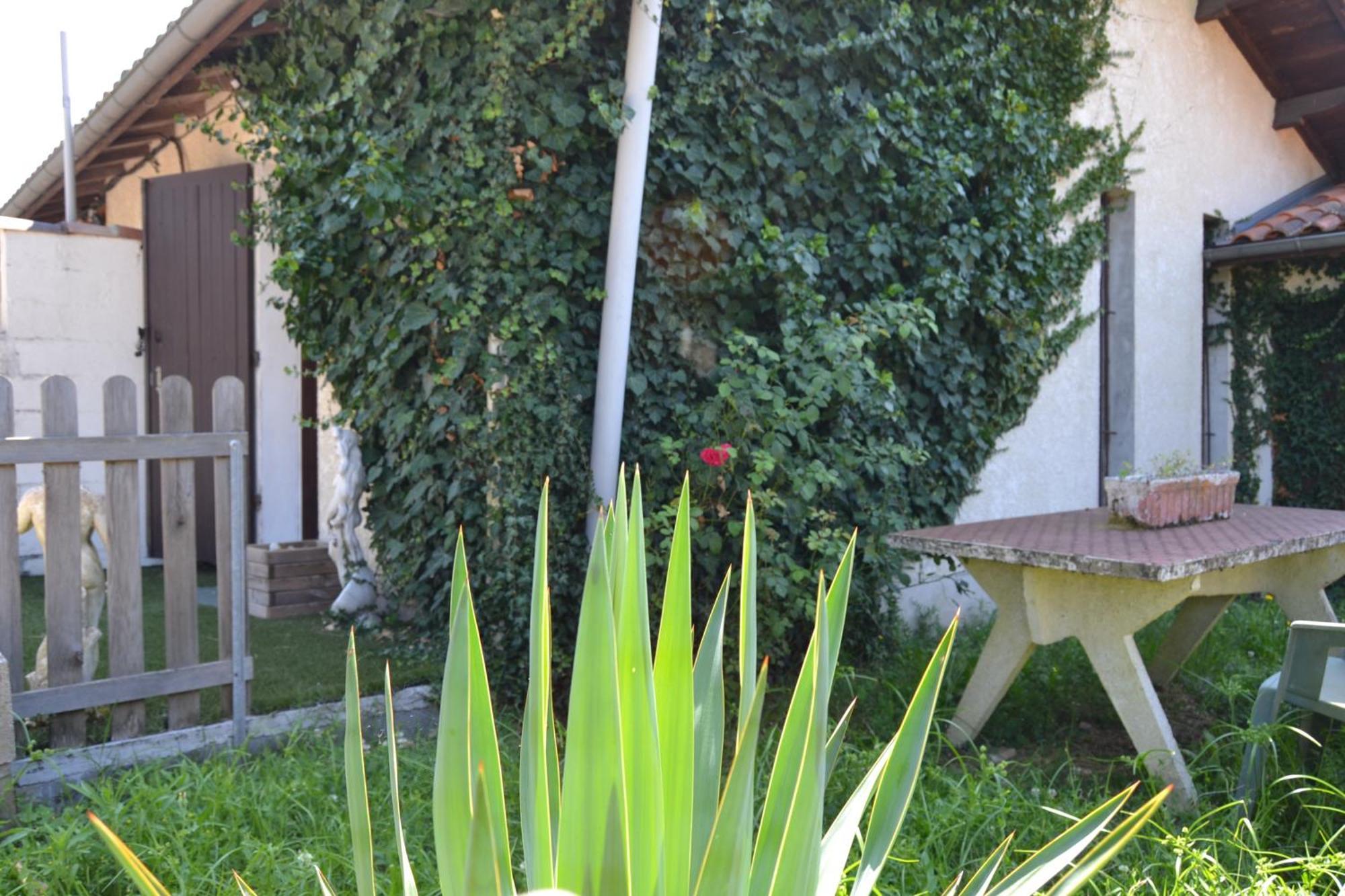 Le Gite De La Lombriere Saint-Denis-de-Pile Exterior foto